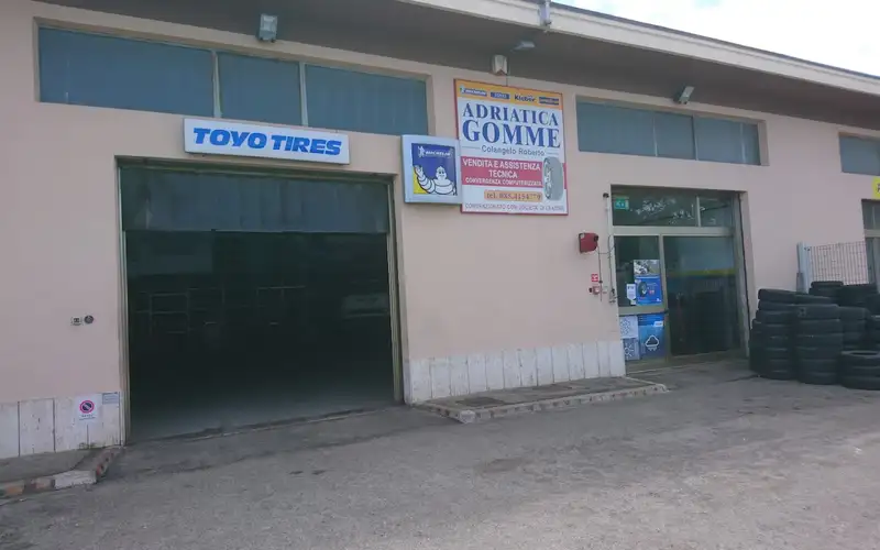 Foto dell'officina Adriatica Gomme S.a.s.