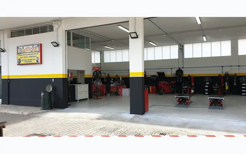 Foto dell'officina Andrea Gomme di Bonamassa Andrea
