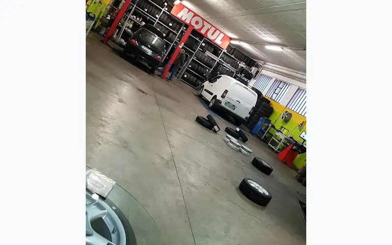 Foto dell'officina A.T. Pneusmotors S.n.c.