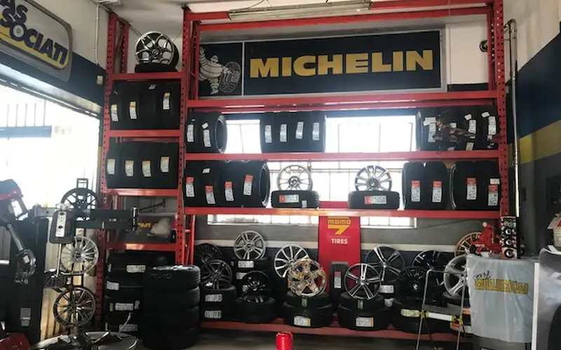 Foto dell'officina Centro Gomme Calò Pneus Expert Uniroyal