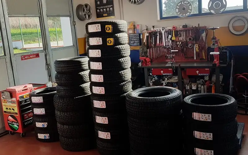 Foto dell'officina D.J. Gomme di Di Gregorio Jacopo