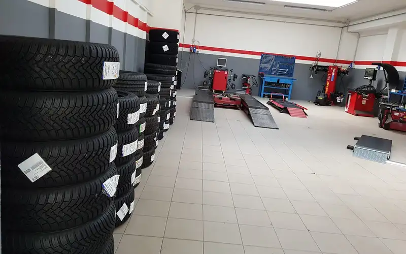 Foto dell'officina G. B. Gomme