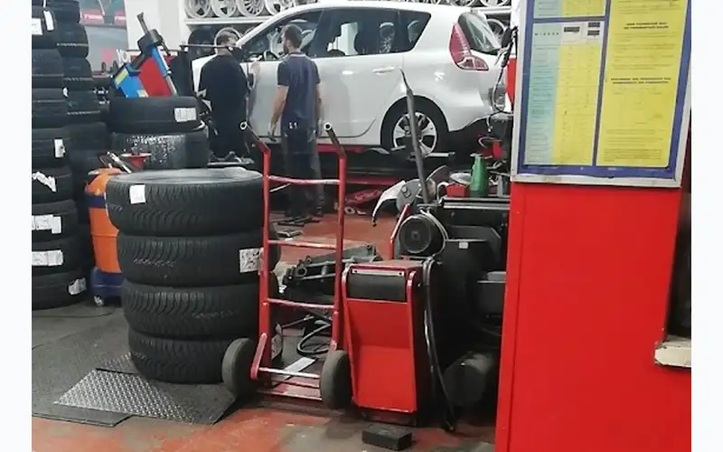 Foto dell'officina G. Gomme