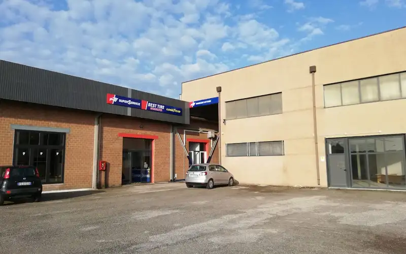 Foto dell'officina Gommista Ferrara - Centro SuperService