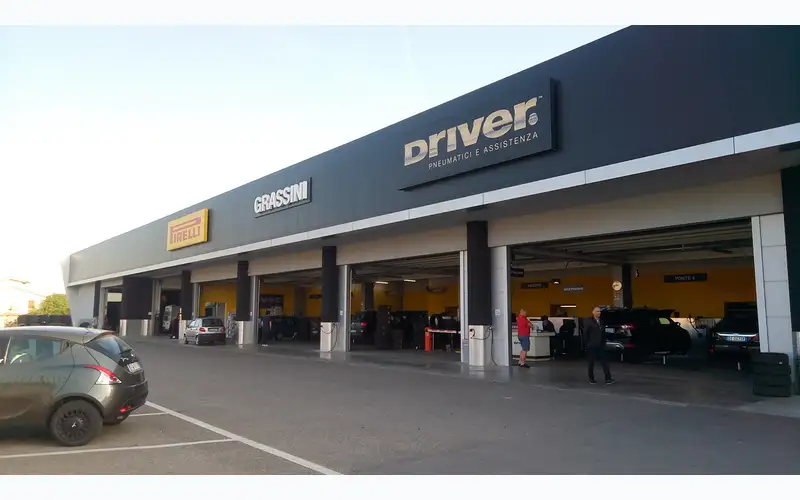 Foto dell'officina Grassini Tires S.r.l. P Zero Word Authorised Pirelli Dealer