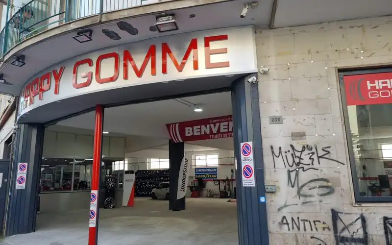 Foto dell'officina Happy Gomme Fuorigrotta