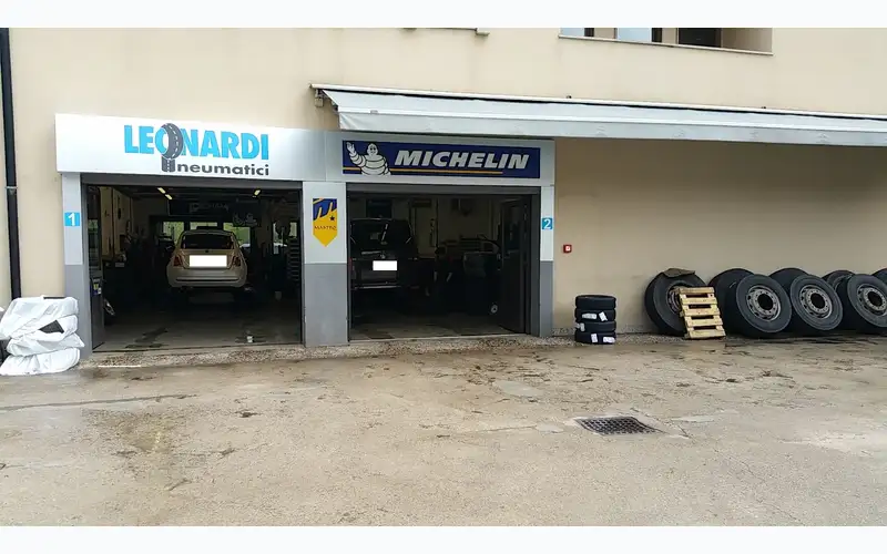 Foto dell'officina Leonardi S.n.c.
