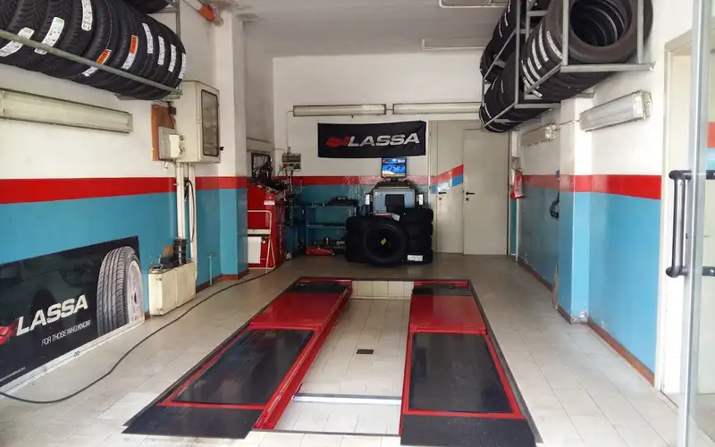 Foto dell'officina Lorenzoni Maurizio Tire
