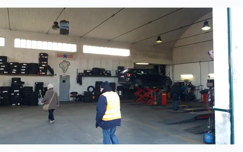 Foto dell'officina Manelli S.n.c. Di Manelli R. E Sesenna M.