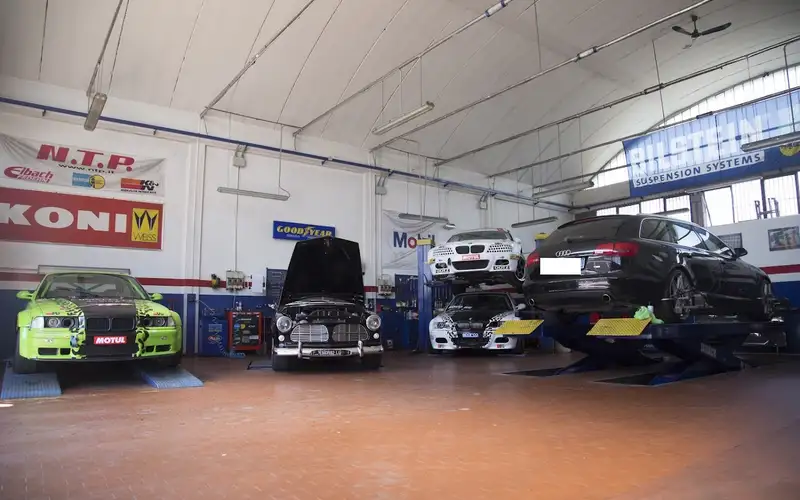Foto dell'officina Martelli Racing