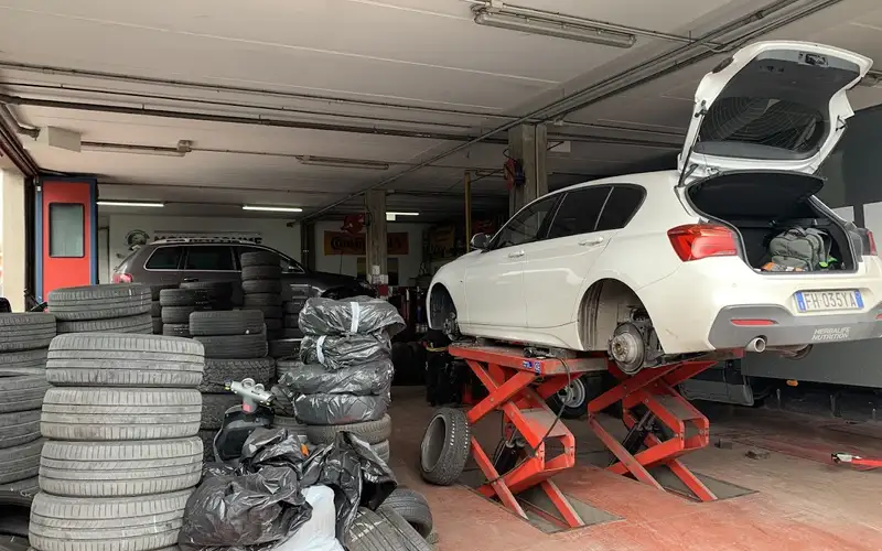 Foto dell'officina Mondo Gomme S.r.l.