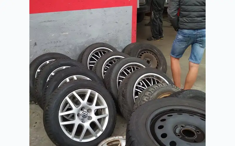 Foto dell'officina Pit Stop Pneumatici Revello - Noleggi