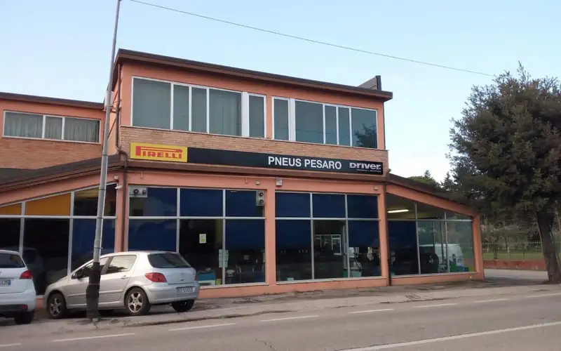 Foto dell'officina Pneus Pesaro S.n.c.
