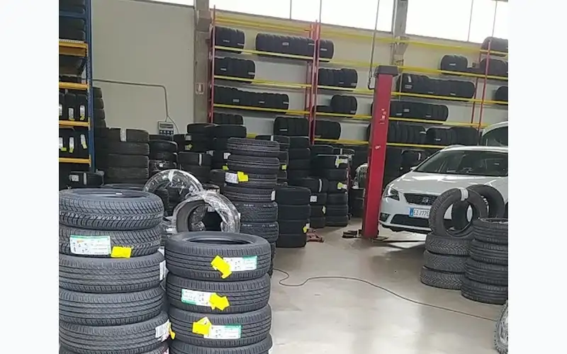 Foto dell'officina Pneus Roteglia S.n.c.