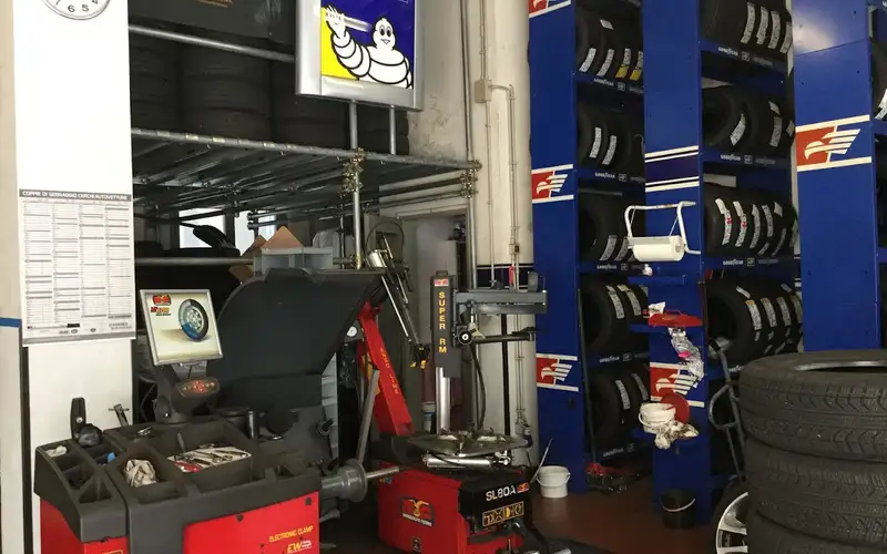 Foto dell'officina Pneus Service di Alan Battini