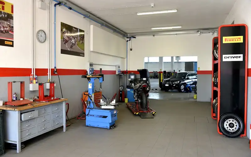 Foto dell'officina Pneus Tecnica S.r.l. - Driver Center Pirelli Faenza