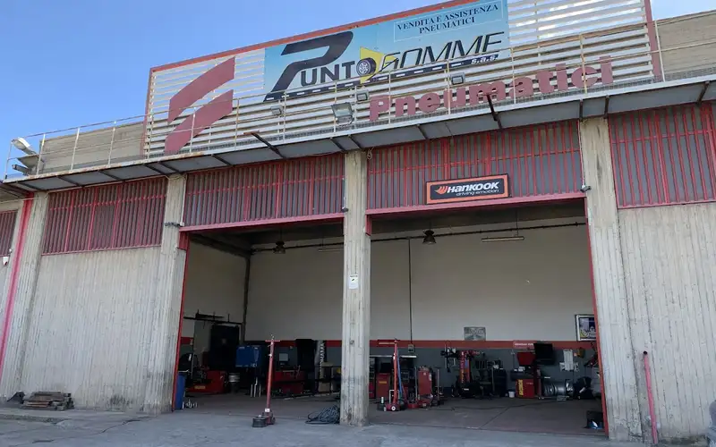 Foto dell'officina Puntogomme Di Montalto Gesualdo E C. S.a.s.