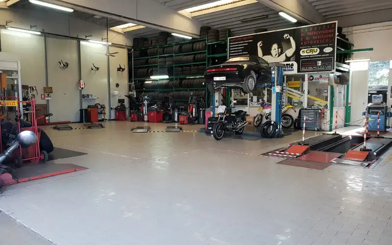 Foto dell'officina Puntogomme Manzano Snc Di Govetto Alessandro E Cianciolo Alessandro