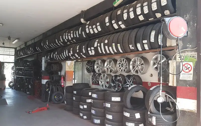 Foto dell'officina Revisions Center - Tire Corrado Corradino Ialongo
