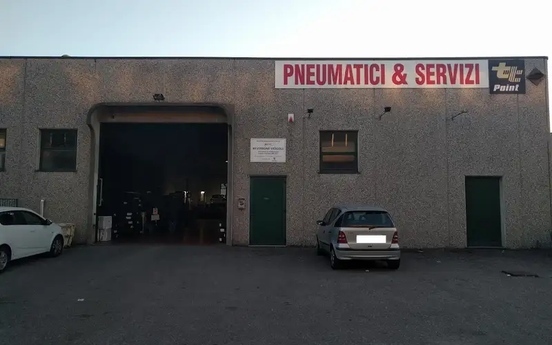 Foto dell'officina Tires And Services S.r.l.