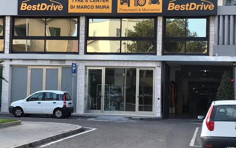 Foto dell'officina Tyre's Center Di Marco Mura - BestDrive